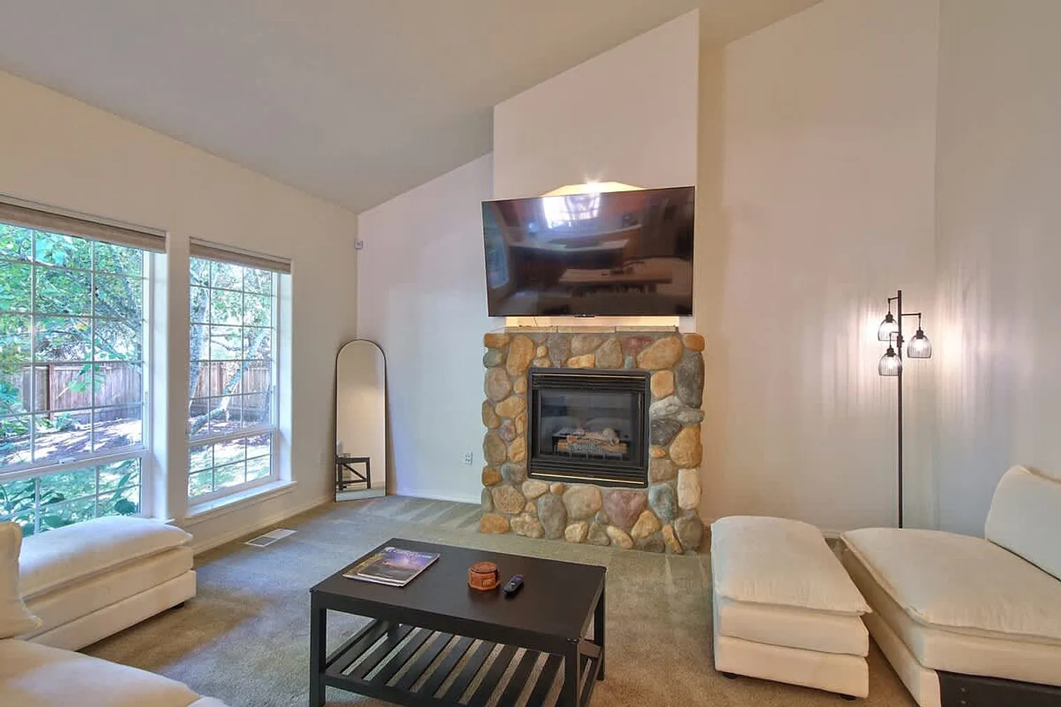 3 bed, 2.0 bath, 1539 sqft, $8,233 — Photo 3