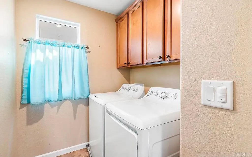 3 bed, 3.0 bath, 111 sqft, $2,000 — Photo 3