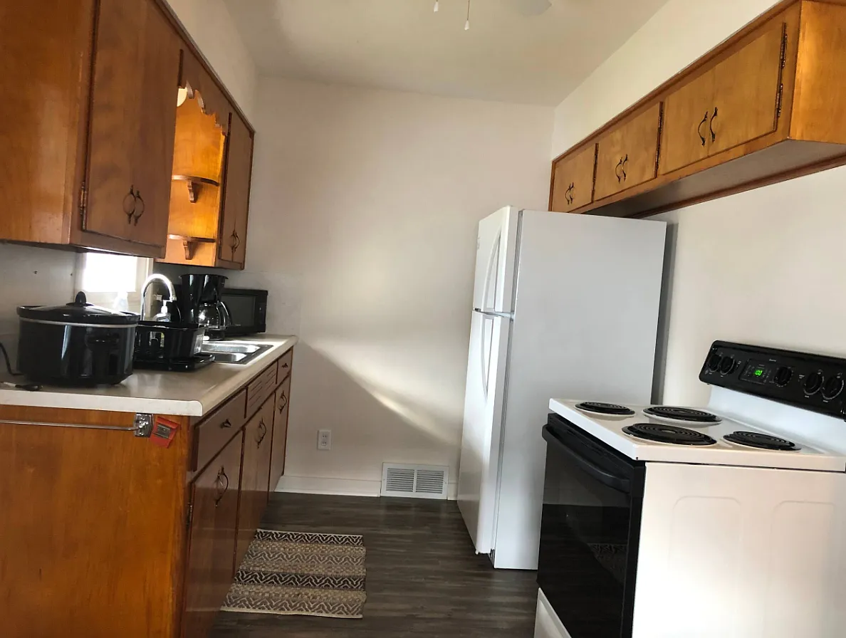 2 bed, 900 sqft, $1,300 — Photo 3