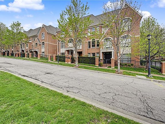 3rd image of 202 W 50th St
