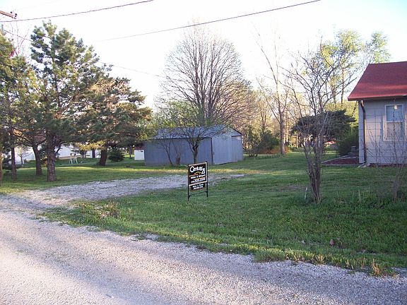 has small detached garage