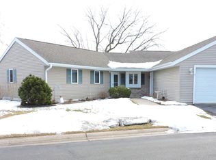 114 Oxford Ln, Cambridge, WI 53523