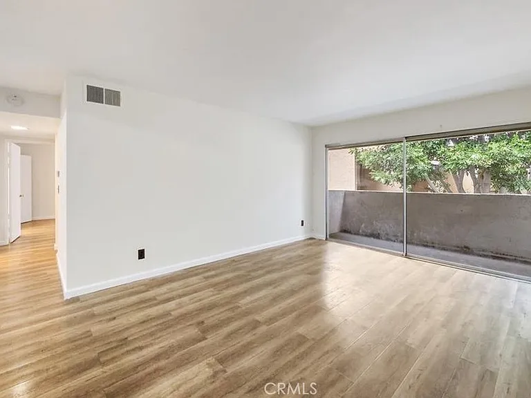 1001 W Macarthur Blvd — Photo 5