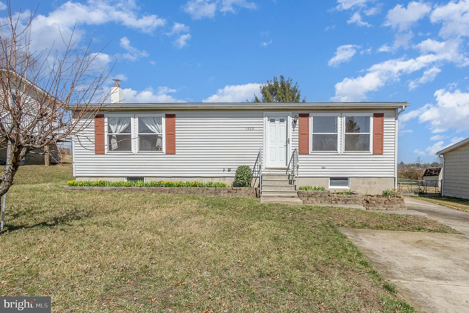 1920 Southridge Dr photo 1