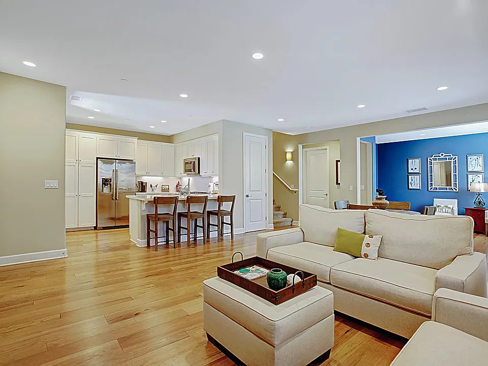 547 Oakville Dr