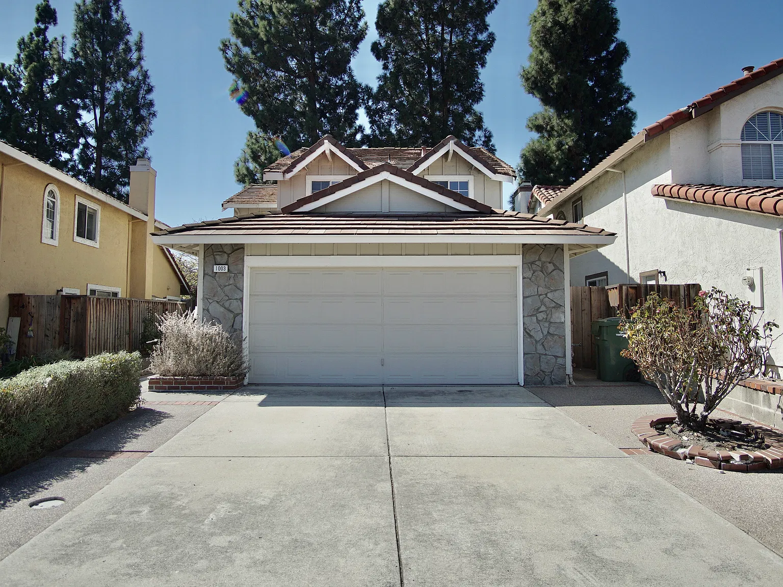 3 bed, 2.5 bath, 1834 sqft, $4,500 — Photo 1