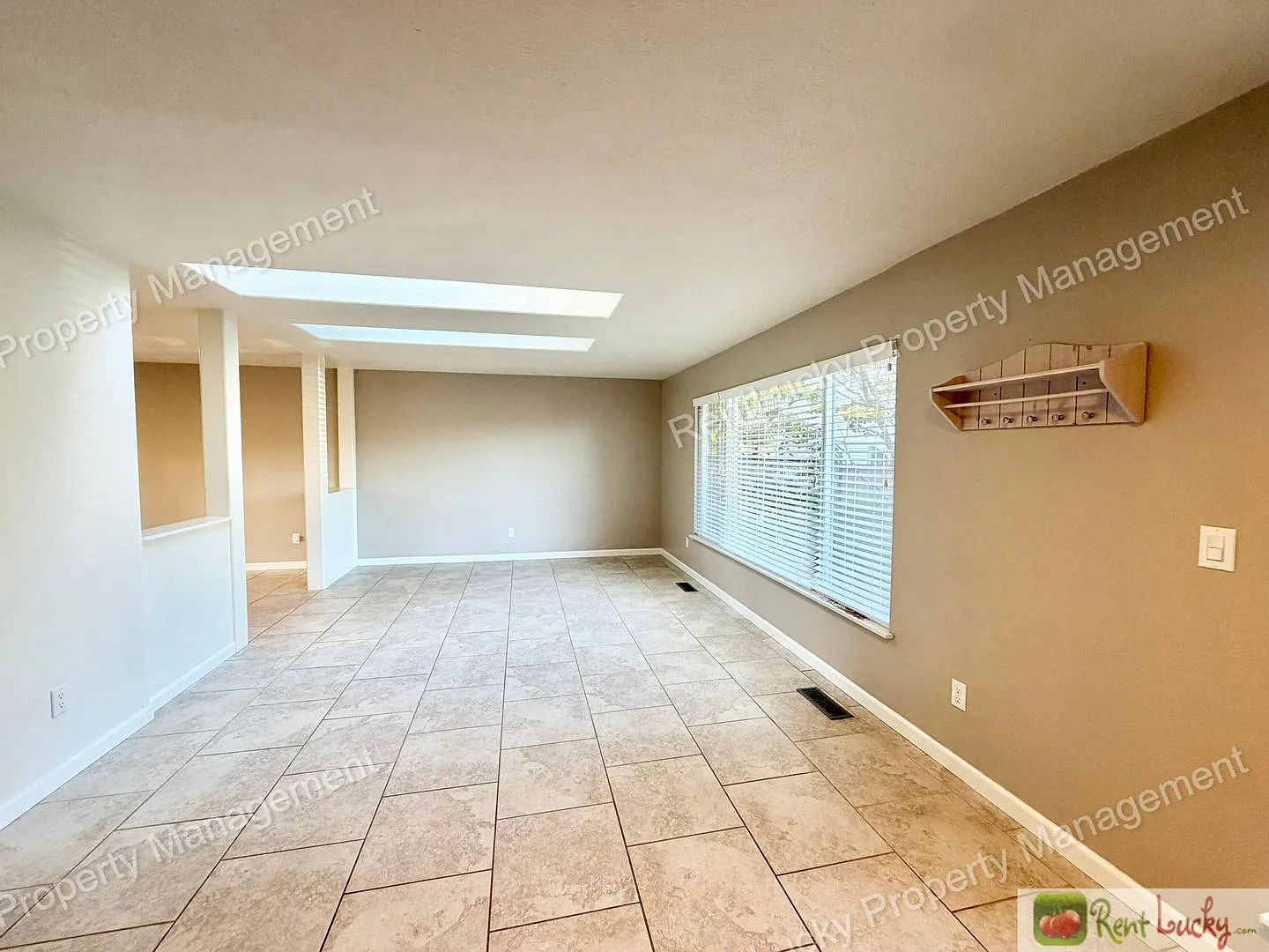 Amazing 3 Bedroom Home in Federal Way with Massive Backyard and Family Room! — Photo 4