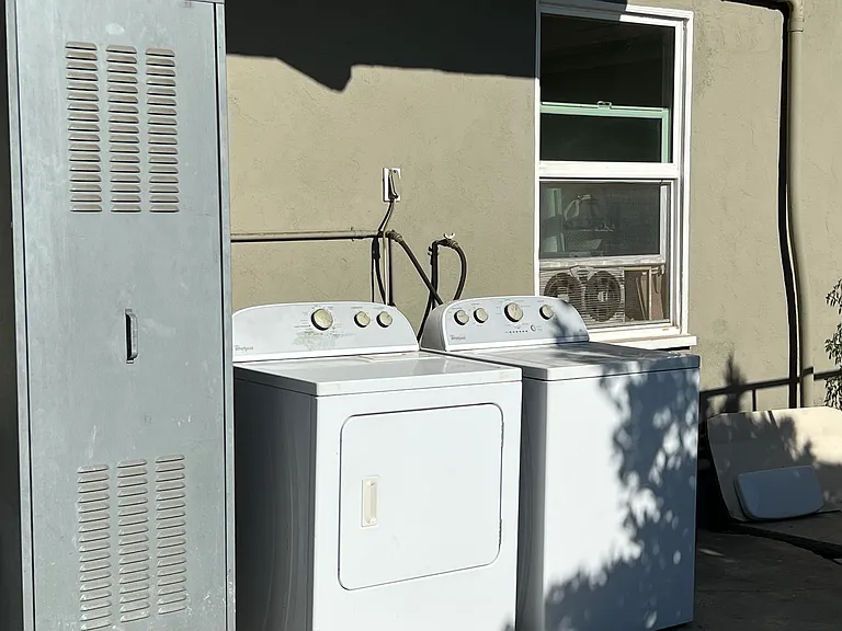 5575 1/2 Angelus Ave — Photo 25