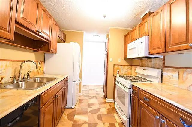 2412 Riverbend Dr — Photo 5