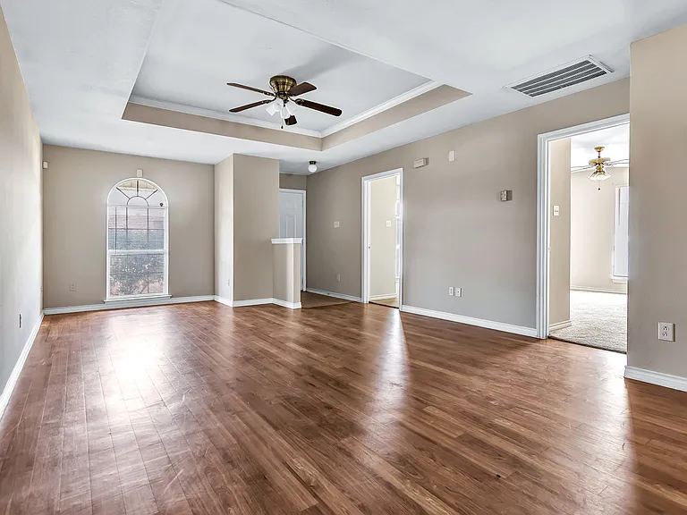 1702 Medina Dr — Photo 9
