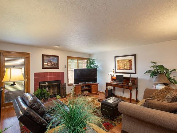 4th image of 3712 S Alder Cir