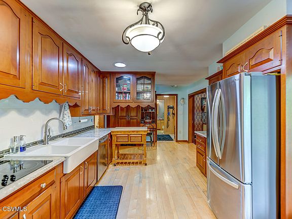 5th image of 615 Country Club Dr