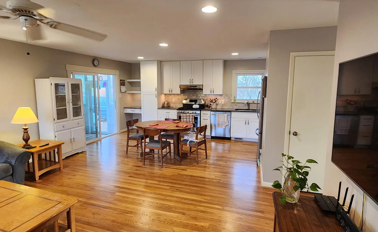 2 bed, 1.5 bath, 1200 sqft, $2,500 — Photo 3