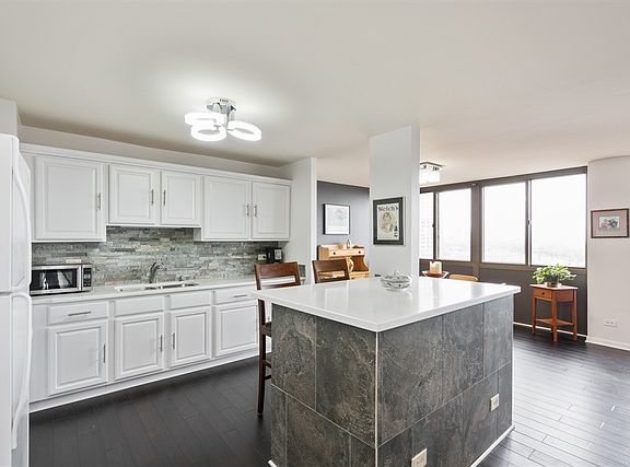 5th image of 4800 S Lake Park Ave APT 1001