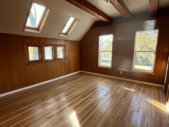 3rd image of 1419 University Ave NE