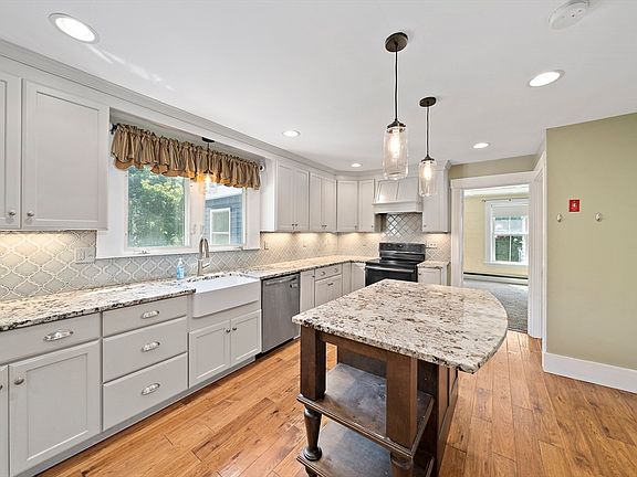 5th image of 131 Pleasant Valley St