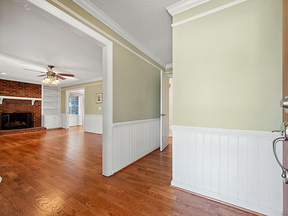 4th image of 301 Laurel Dr