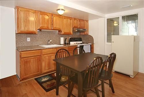 4th image of 515 Brussels St