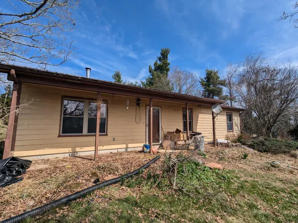 8926 Valley Dr SE, Copper Hill, VA 24079