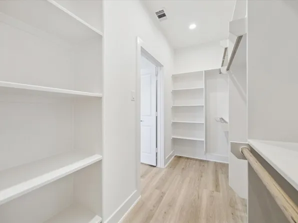 5625 Camino Encantado Dr, Houston, TX 77091