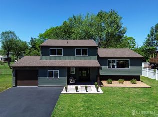 6 Kory Dr, Kendall Park, NJ 08824