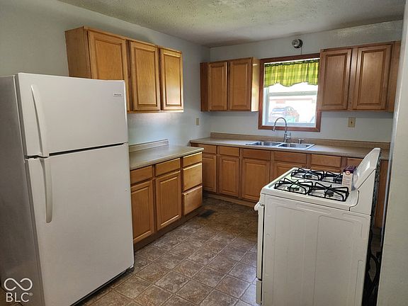 5th image of 621 W Superior St