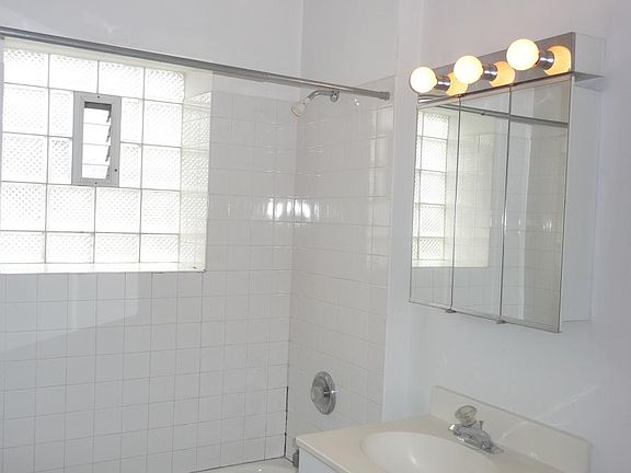 3rd image of 5044 N Glenwood Ave APT 1W
