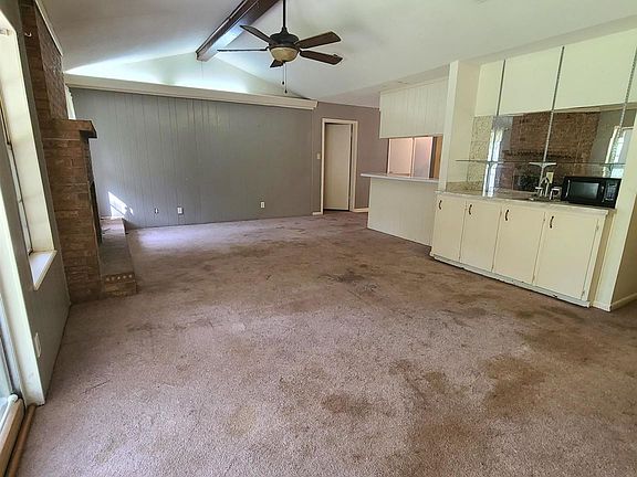 4th image of 421 Pinehurst Dr
