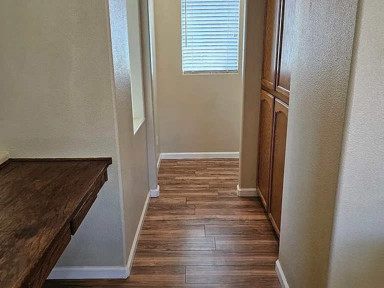 1060 Goble Ct — Photo 4