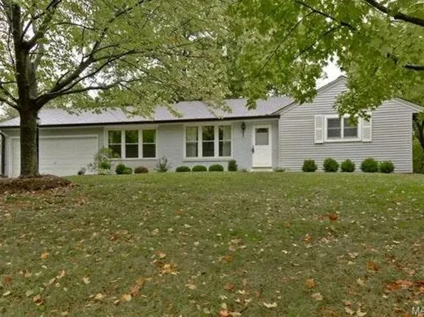10127 Fieldcrest Ln, Saint Louis, MO 63124