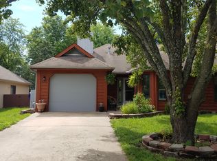 222 Summertree Ln, Lawrence, KS 66049