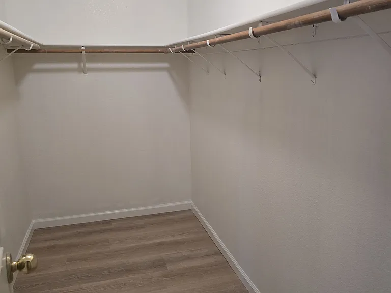 421 Community Dr — Photo 12