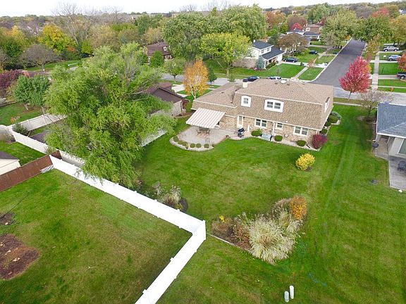 5th image of 609 Honey Locust Ln