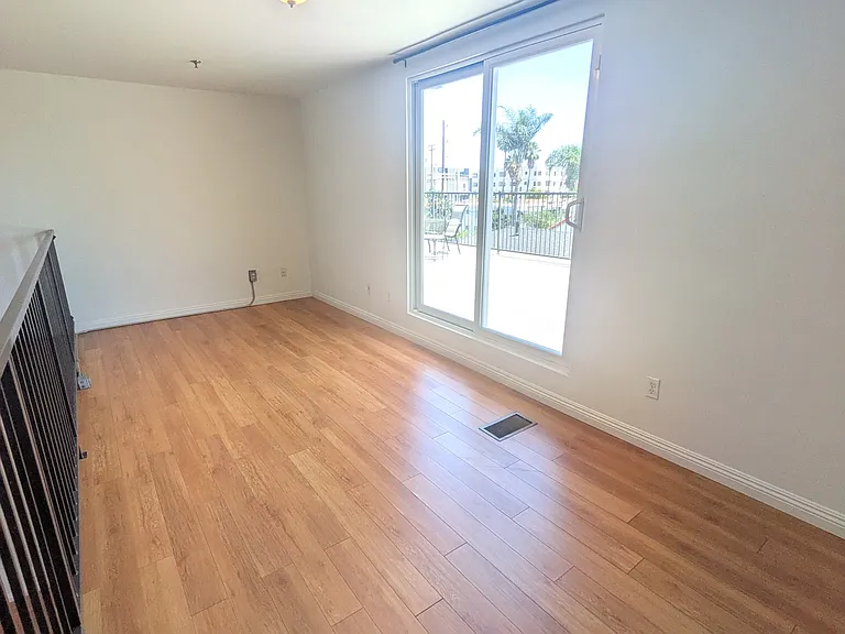 811 N Hayworth Ave #203 — Photo 15