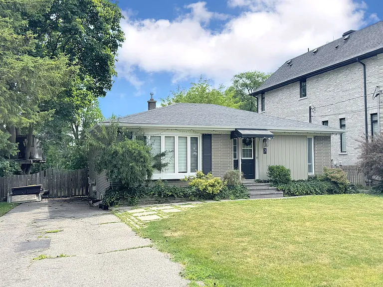 7 Talisman Cres — Photo 2