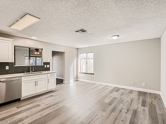 5th image of 390 Tangerine Ct