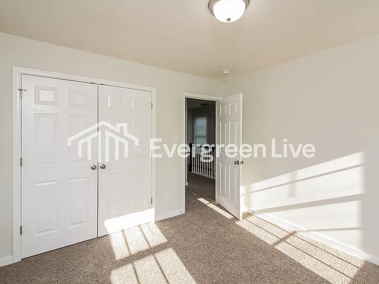 1719 Everett St — Photo 11