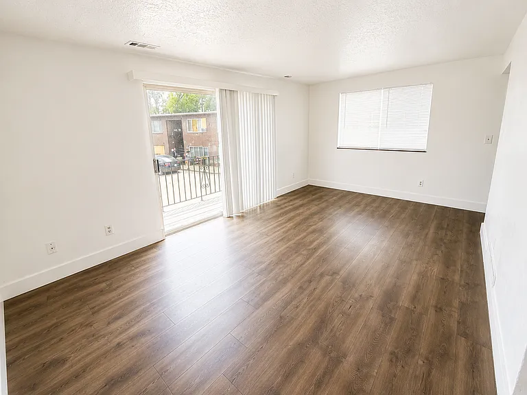 752 N Irving St — Photo 1