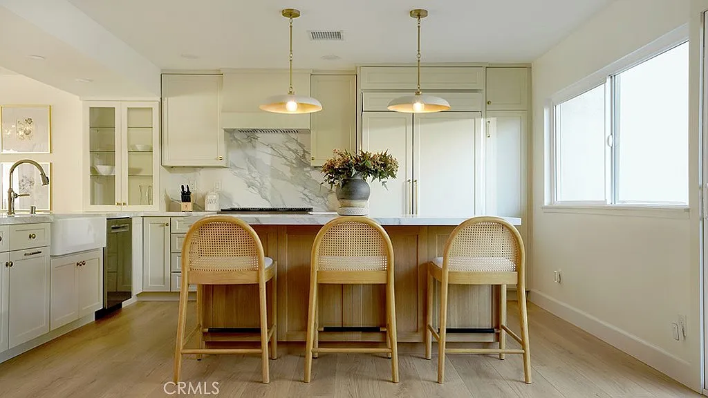 3 bed, 3.5 bath, 2025 sqft, $10,000 — Photo 3