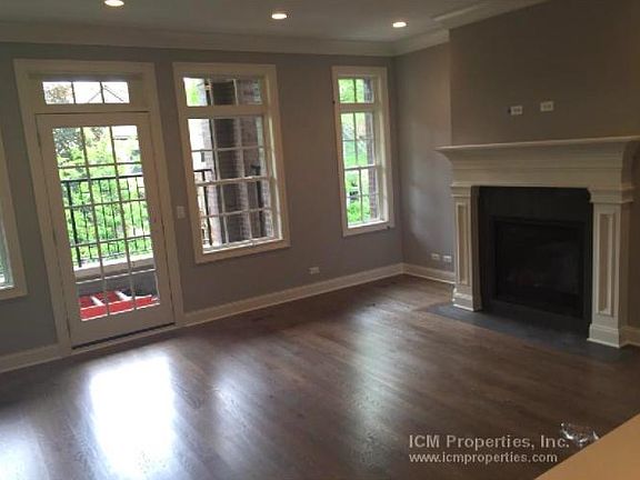 3rd image of 1243 W Oakdale Ave #2C