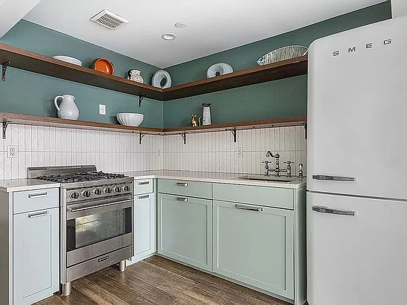 4th image of 163 Saint Nicholas Ave