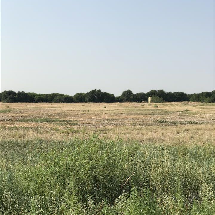 2nd image of 915 Thoroughbred Dr