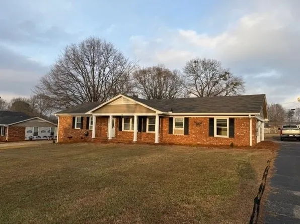 18 Annandale Dr, Boiling Springs, SC 29316