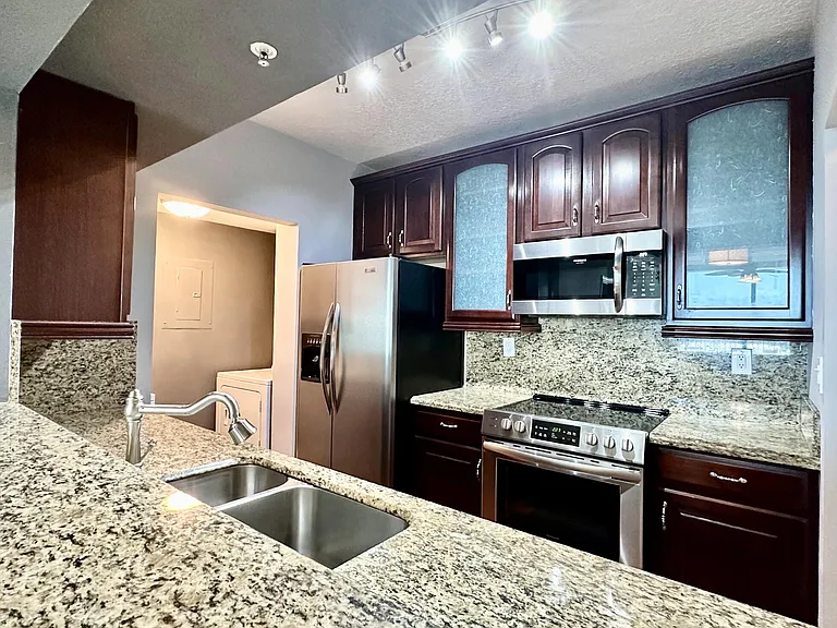 3020 NE 32nd Ave #1003 — Photo 7