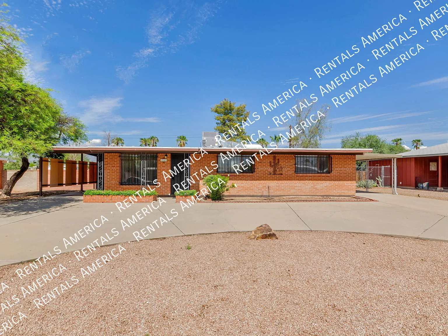 Cute 3 bedroom/2 bath with huge yard! — Photo 3