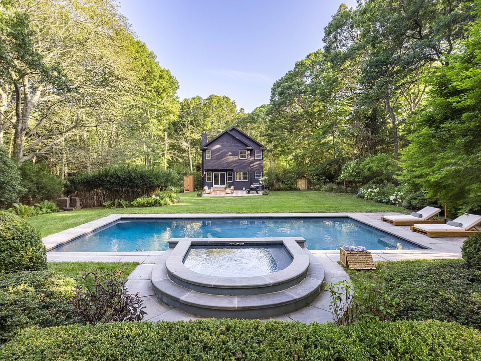 1st image of 7 Wooded Oak Ln
