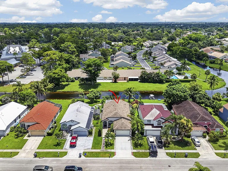 716 Lake Wellington Dr — Photo 48
