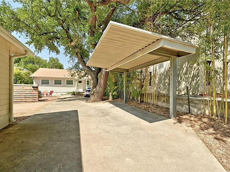 209 E Live Oak St #A — Photo 3