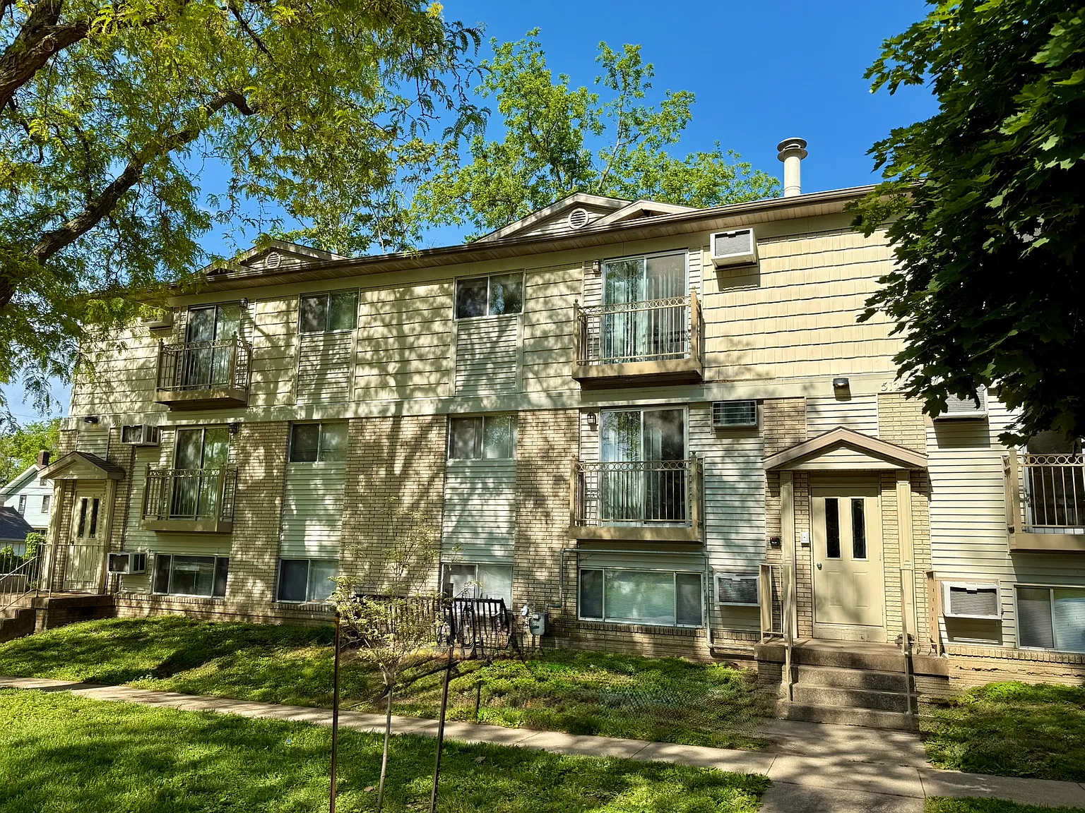 2 bed, $1,304 — Photo 1