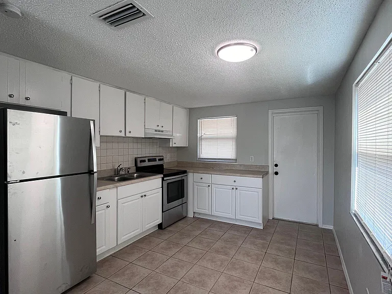 512 66th Ave W #B — Photo 3